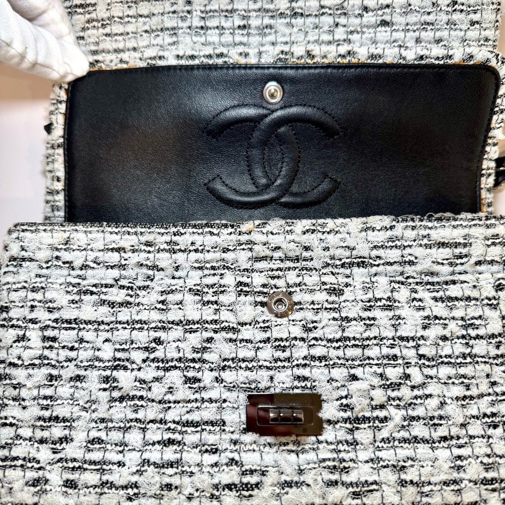 Rare Chanel 2.55 Garden Party CC Logo Charms Flap Bag In White & Black Tweed - Picture 12 of 16